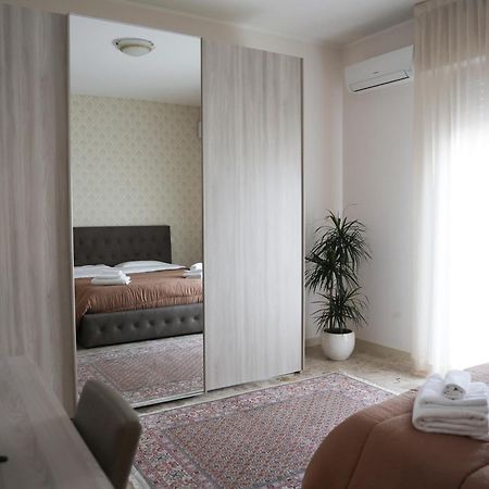 Blancohouse - Berto Luxury Rimini Centro Storico Apartment Luaran gambar