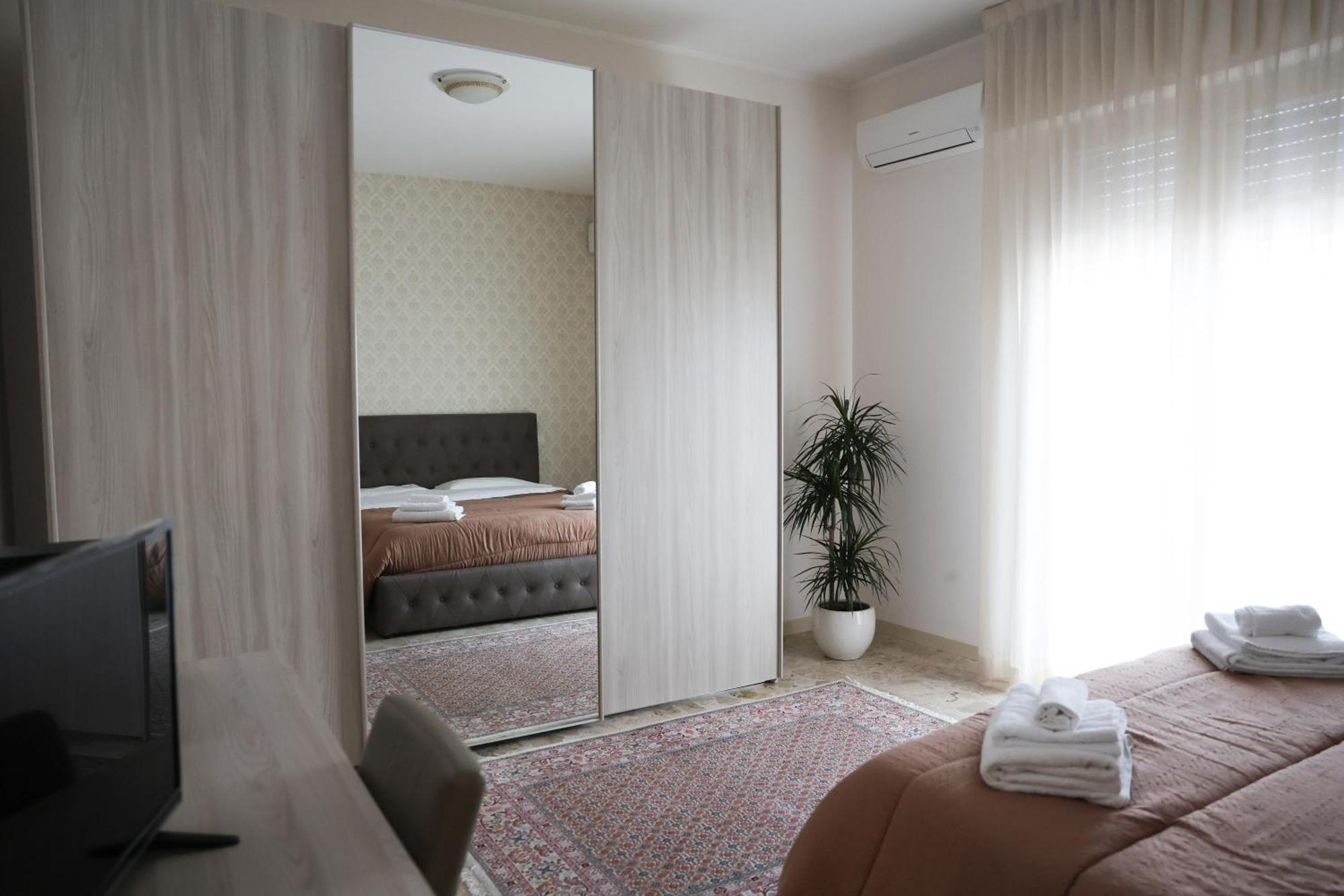 Blancohouse - Berto Luxury Rimini Centro Storico Apartment Luaran gambar