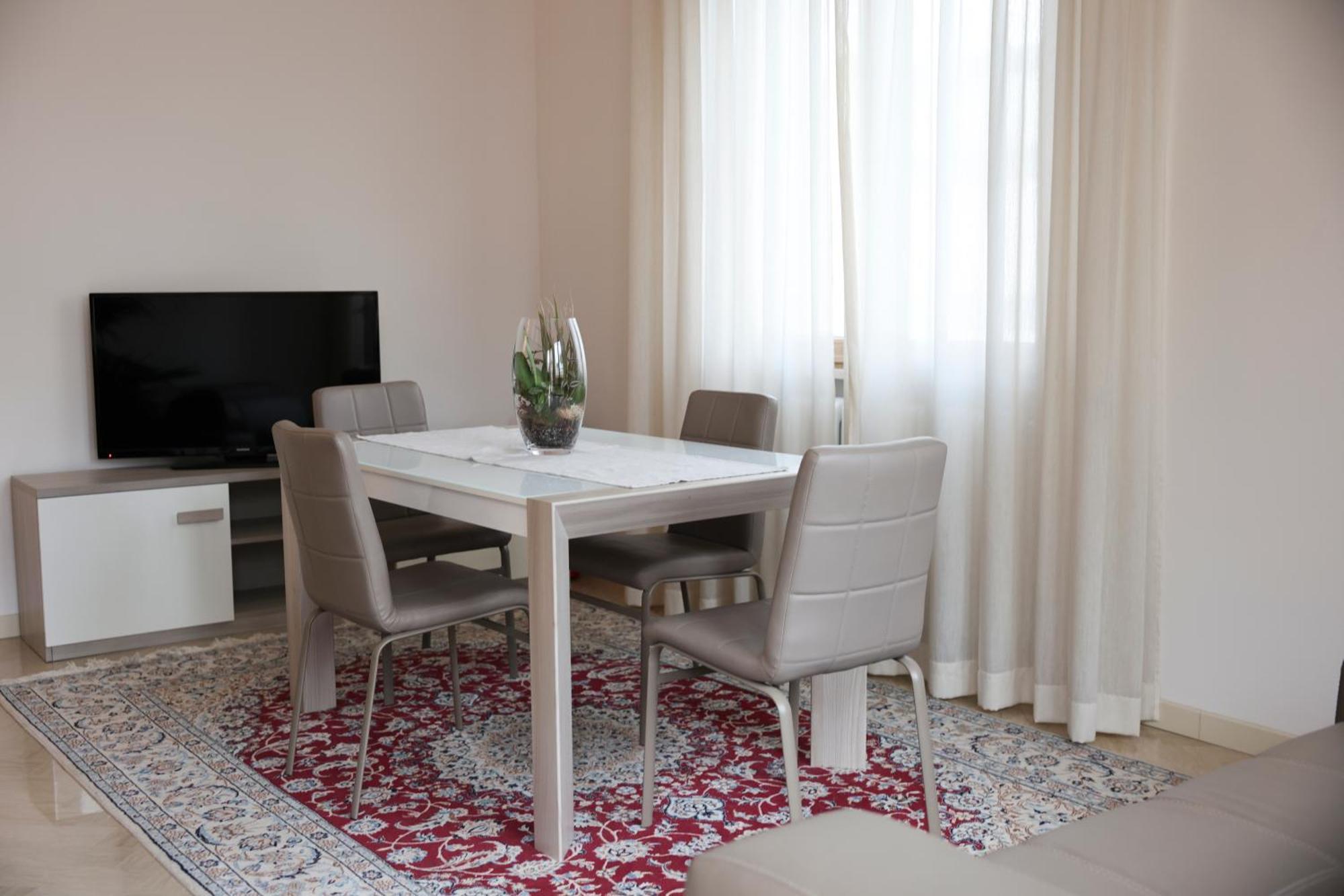 Blancohouse - Berto Luxury Rimini Centro Storico Apartment Luaran gambar